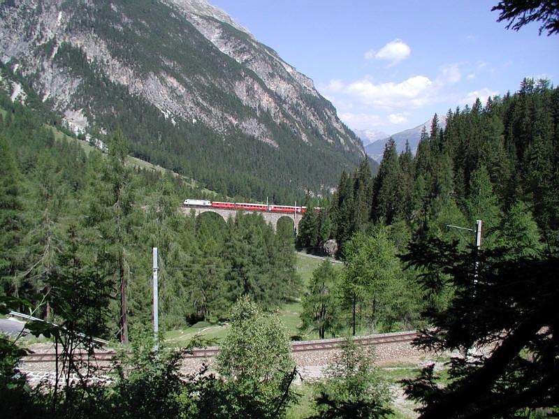 RhB,Albulalinie Bahnhistorischer Lehrpfad zwischen den Stationen Bergn und Preda.8km,416m Hhenunterschied.Am besten man beginnt die Wanderung in Preda.(11.07.03)