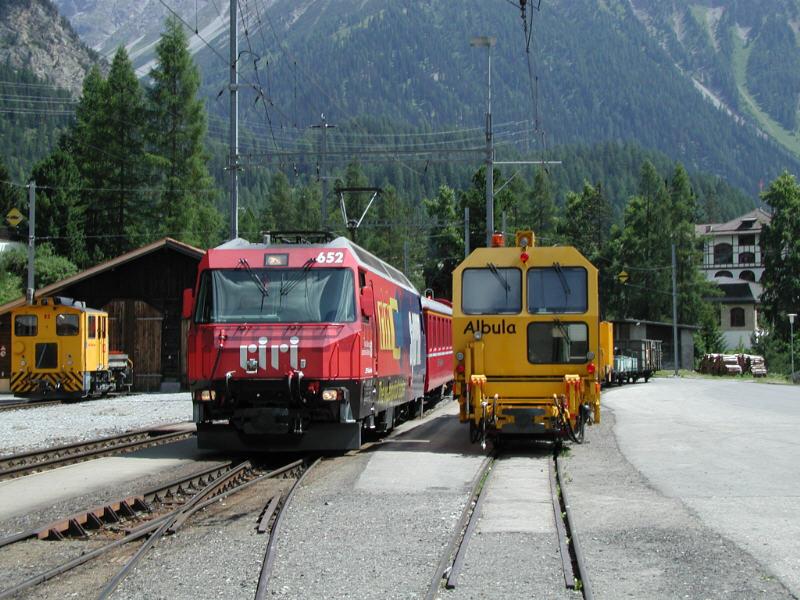 RhB,Albulalinie Schnellzug nach Chur bei der Einfahrt in Bergn am 11.07.03