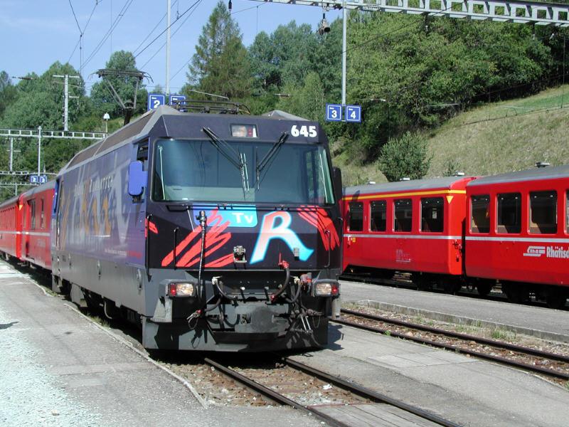 RhB,Albulalinie Schnellzug nach St.Moritz mit Ge4/4 III bei der Einfahrt in Filisur am 11.07.03