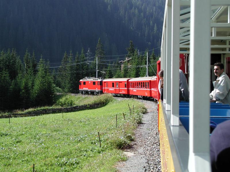 RhB,Arosabahn Aufnahme aus dem Aussichtswagen auf der Fahrt nach Arosa am 08.07.03