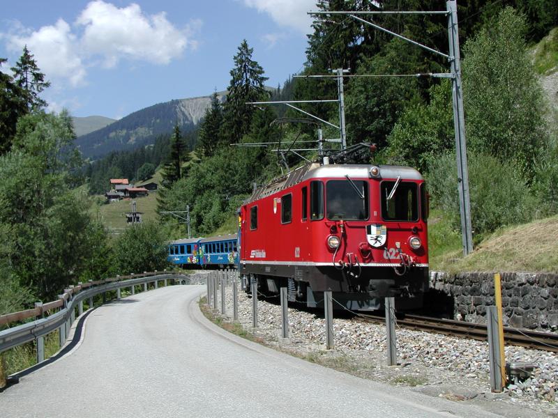RhB,Arosabahn Der  Arosa Express  bei der Einfahrt in die Station Langwies (1320 m .M.)am 18.07.03