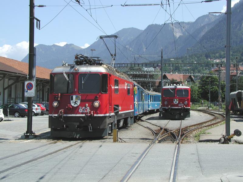 RhB,Arosabahn Der  Arosa Express  mit Ge 4/4 II auf dem Wartegleis in Chur am 08.07.03 Daneben eine Ge 4/4 I