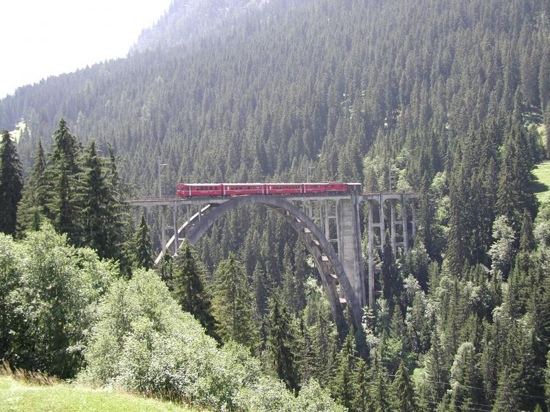 RhB,Arosabahn Regionalzug Arosa - Chur auf dem  Langwieser Viadukt  am 18.07.03
