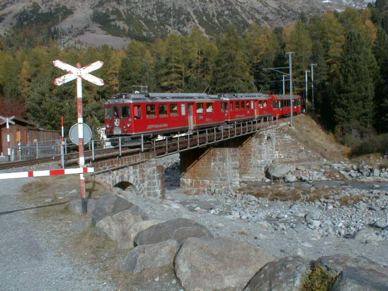 RhB,Berninabahn  Heidi Express  kurz vor der Station Morteratsch
am 8.10.2000