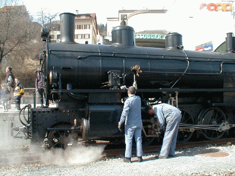 RhB,Dampfzug mit Lok G4/5 No.107 (1906) am 17.03.02 in Thusis,Beim Abschmieren und Kontrolle der Lager