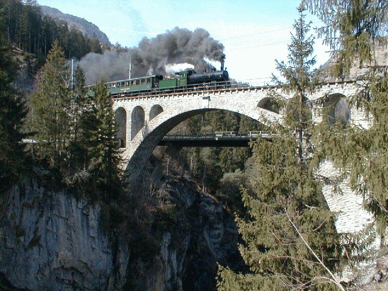 RhB,Dampfzug mit Lok G4/5 No.107 (1906) am 17.03.02 auf dem Viadukt bei Solis 