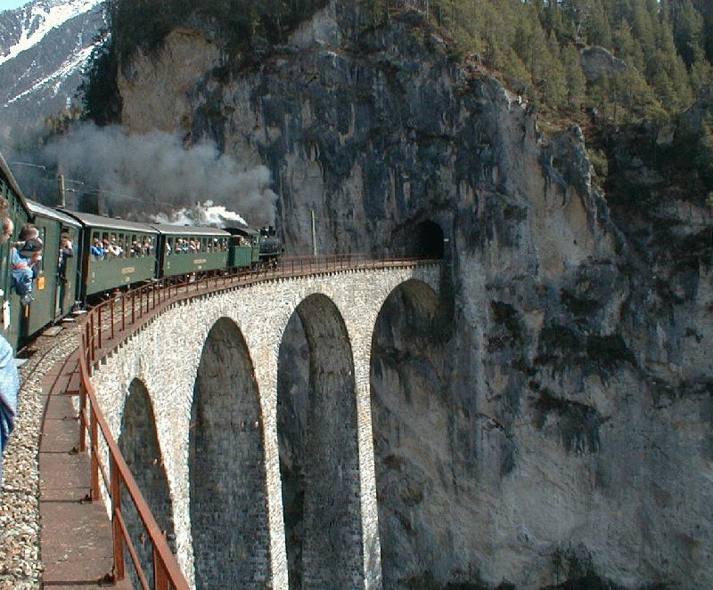 RhB,Dampfzug mit Lok G4/5 No.107 (1906) am 17.03.02 auf dem Landwasser Viadukt bei Wiesen