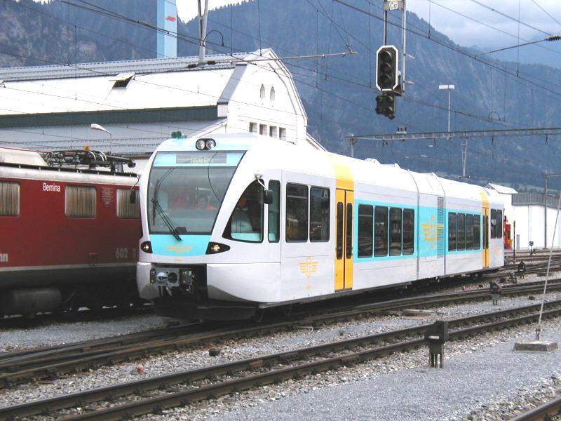 RhB,Dieselelektrischer Meterspur Gelenktriebwagen GTW 2/6 (Stadler)
der Griechischen Staatsbahnen bei Testfahrten in Landquart am 12.09.03