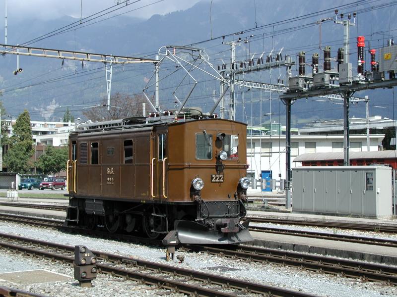 RhB,Ein wahrer Glcksfall fr den Fotografen,weil eine Diesellok defekt war,musste die Oldtimer Lok Ge 2/2 No.222(1913) mithelfen beim rangieren.Landquart den 02.09.03