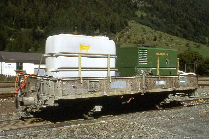 RhB/Fa. Laich - P 10059 am 22.08.2007 in Zernez - Niederbordwagen 2-achsig mit 1 offenen Plattform - Baujahr 1903 - MAN - Gewicht 6,50t - Zuladung 8,70t - LP 7,49m - zulssige Geschwindigkeit Aufkleber 60 km/h - 2=21.02.1999 - Lebenslauf: ex M 1200 - 1911 M 7070 - 1969 Kkl 7070 - 05/2000 P 10059 Fa. Laich.
