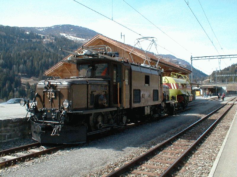 RhB,Ge6/6 I No.412 mit Tanklschwagen am 17.03.02 in Tiefenkastel