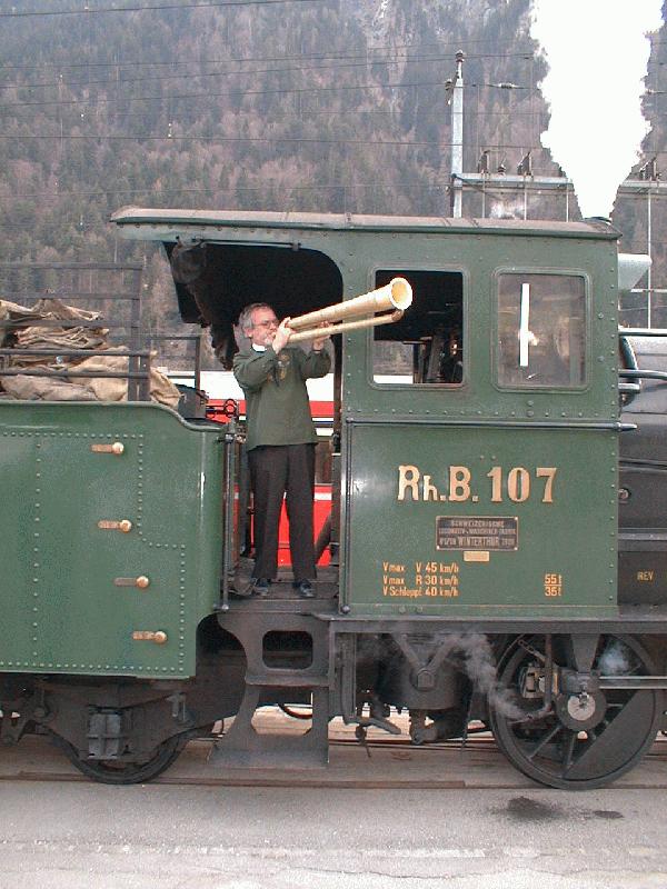 RhB,Konzert auf dem Fhrerstand der G4/5 No.107 am 17.03.02 in Schiers