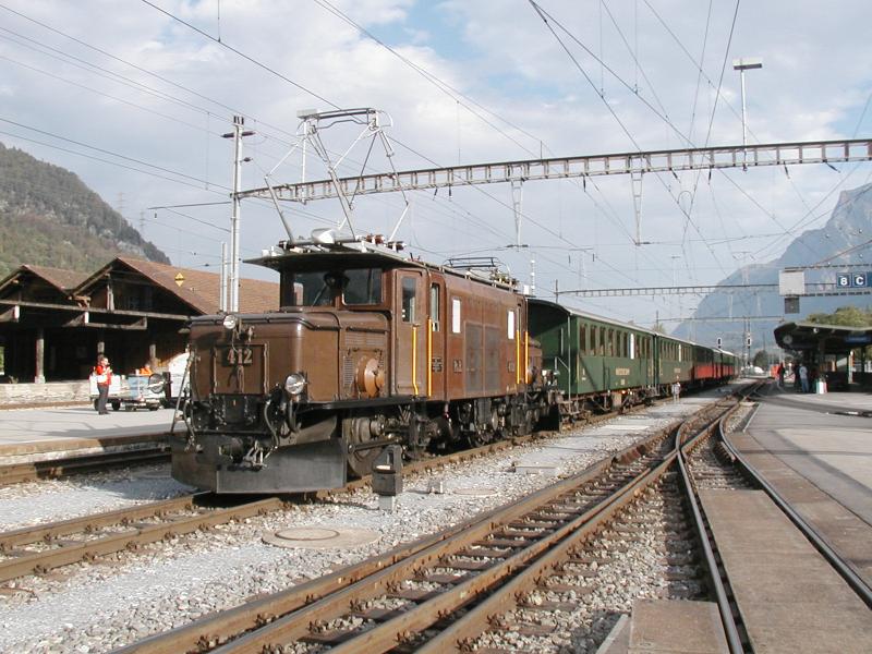 RhB,Lok 412 mit Extrazug (Grner Zug)nach Samedan,am
06.09.03 in Landquart