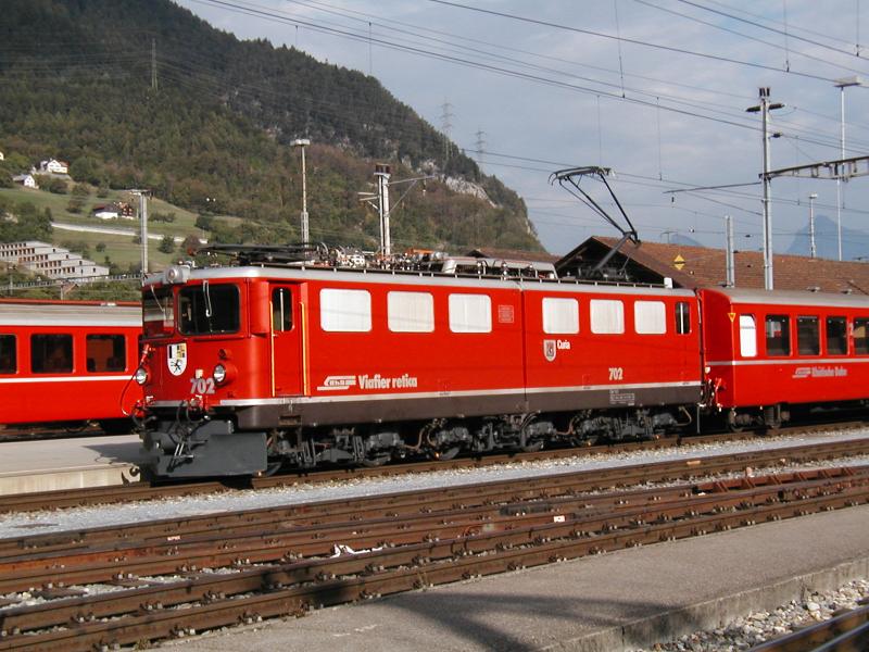 RhB,Schnellzug von Davos kommend,mit Lok Ge 6/6II 702
 Curia (Chur)am 06.09.03 in Landquart