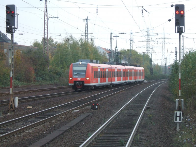 Rhein Haard Bahn ,BR 425 ,als RB 42 von Mnster(Westf.) nach Essen Hbf.,kurz vor Gelsenkirchen Hbf.,voraus 425 519-6.(24.10.2007)