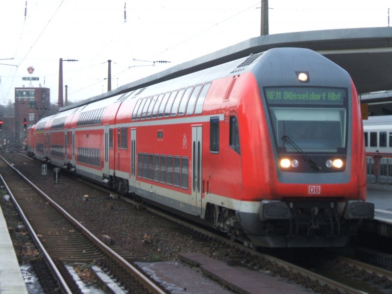  Rhein Hellweg EX  als RE11 von Paderborn nach Dsseldorf,
im Bochumer Hbf.,inm Hintergrund das Turmhnliche Gebude
gehrt zur Bochumer Fiege Brauerei.(07.12.2007) 
