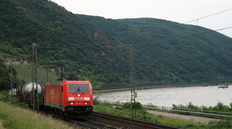 Rheinabwrts zieht 185 304 am 21.05.08 einen Containerzug und konnte zwischen Assmannshausen und Lorch festgehalten werden.