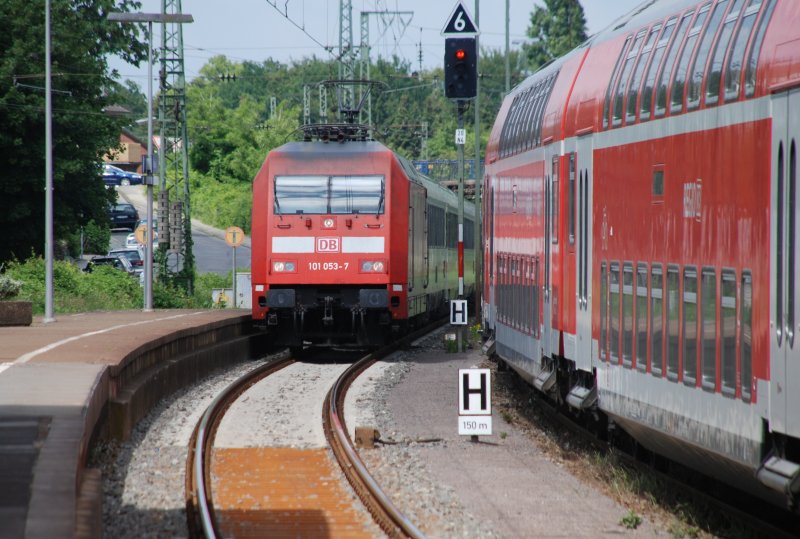 RHEINE (Kreis Steinfurt), 01.06.2009, 101 053-7 als IC 145 von Amsterdam nach Szceczin fährt ein; rechts ein Regionalexpress nach Emden bei der Ausfahrt