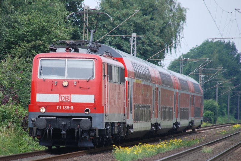 RHEINE (Kreis Steinfurt), 27.06.2009, 111 135-0 als RE15 nach Münster Hbf hat soeben den Bahnhof Mesum durchfahren