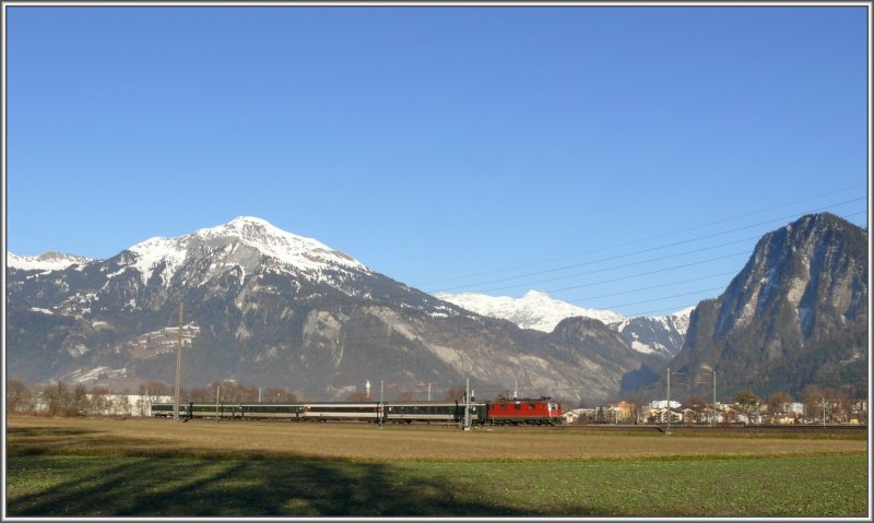 Rheintal Express mit Re 4/4 II zwischen Landquart und Zizers vor der Pyramide des Vilan und der Schesaplana im Hintergrund. (27.12.2007)