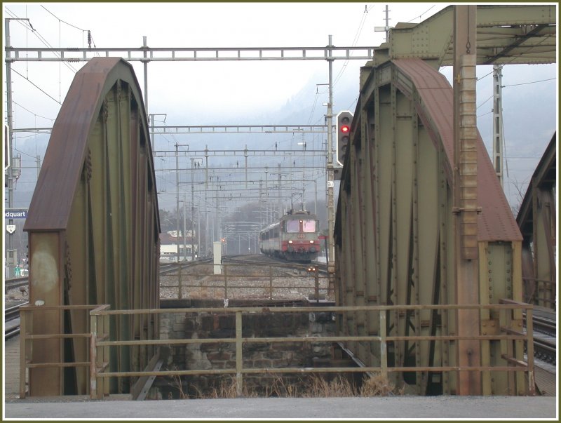 Rheintal Express mit Swiss Express Re 4/4 II fhrt auf den Bahnhof Landquart zu. (23.01.2007)