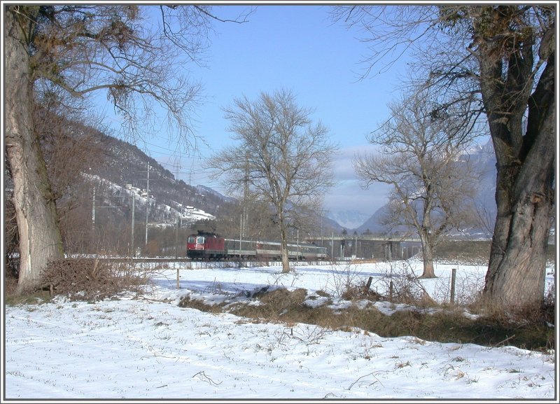 RheintalExpress mit Re 4/4 II zwischen Landquart und Zizers auf dem Weg nach Chur. (29.01.2007)