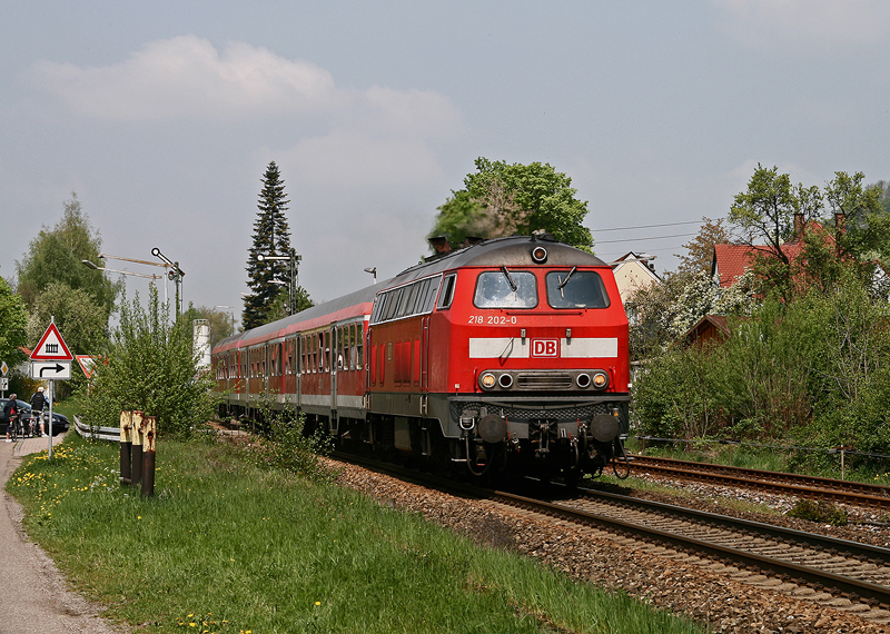 Richtig Glck hatte ich am 1. Mai 2009 mit 218 202, denn die Lok wurde kurze Zeit spter z-gestellt und war am 14. Juni 2009 in den Lokzug in Richtung Hagen eingereiht. Mit dem RE 32713 von Ulm nach Kempten (Allgu) am Haken heizt die im Jahr 1973 gebaute Lok durch das kleine rtchen Altenstadt an der Iller. 
Die Idylle, die viele Bahnhfe und Ortschaften an der Illertalbahn ausstrahlen, tuscht jedoch, denn hier wird mit 140 km/h gefahren!