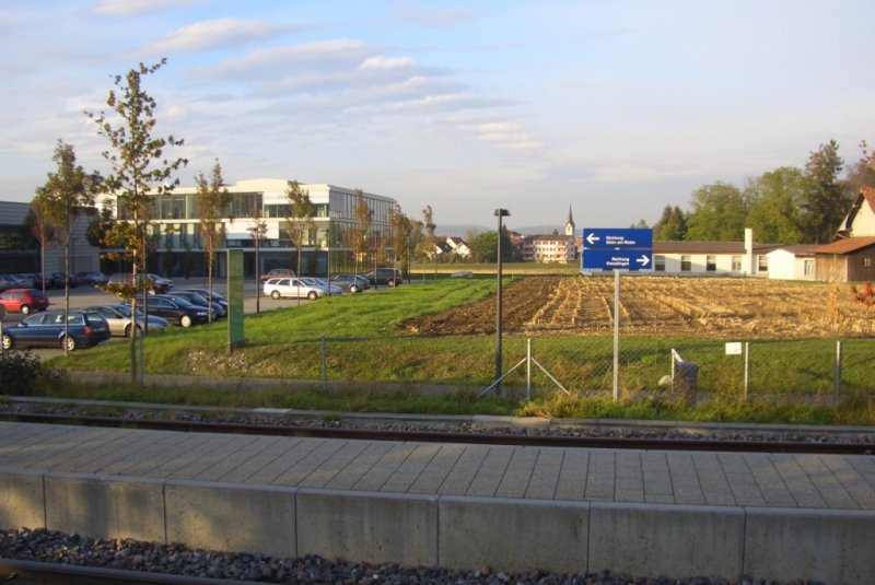 Richtung Stein am Rhein oder Kreuzlingen? Diese Frage sollte sich doch hoffentlich nicht erst beantworten, wenn der  erste  Zug in eine der beiden Richtungen, nmlich Kreuzlingen schon abgefahren ist, und sonst muss man halt eine halbe Stunde warten.. Tgerwilen-Gottlieben, 22.10.09.