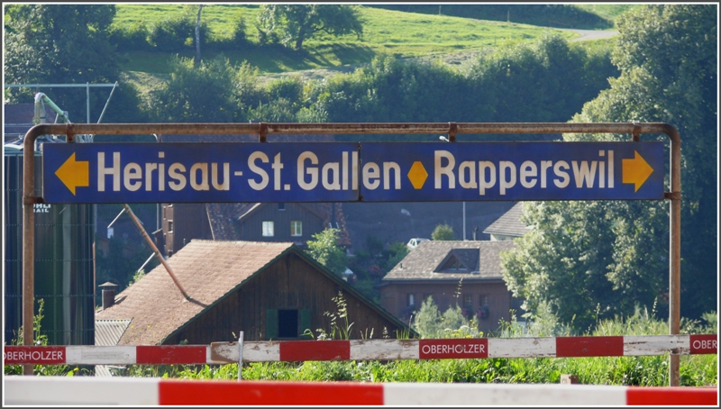 Richtungsschilder im Bahnhof Lichtensteig, wie sie meines Wissens, in dieser Form sonst nirgends anzutreffen sind. (20.08.2009)