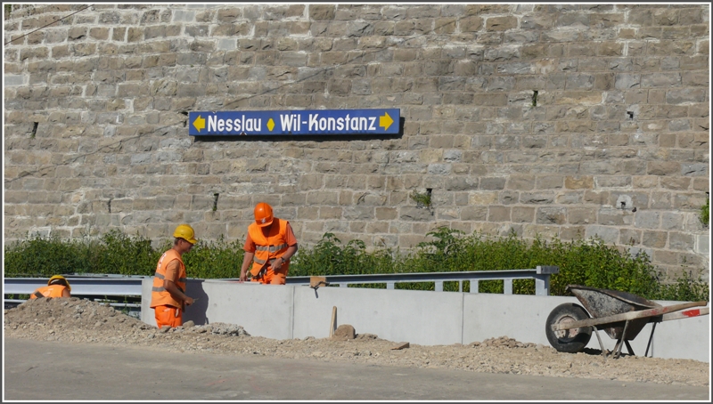 Richtungsschilder im Bahnhof Lichtensteig, wie sie meines Wissens, in dieser Form sonst nirgends anzutreffen sind. Der Bahnhof erhlt Hochperrons, was bei den jetzigen Temperaturen eine schweisstreibende Arbeit ist. (20.08.2009)