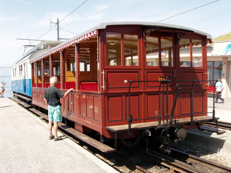 Rigi Kulm. Triebwagen 7 mit ffnen Aussichtswagen.