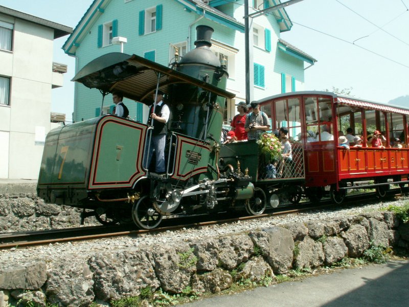 Rigibahnen,die weltweit einzige betriebsfhige Dampflok mit stehenden Kessel Nr.7(SLM 1873)mit Vorstellwagen in Goldau.23.05.09