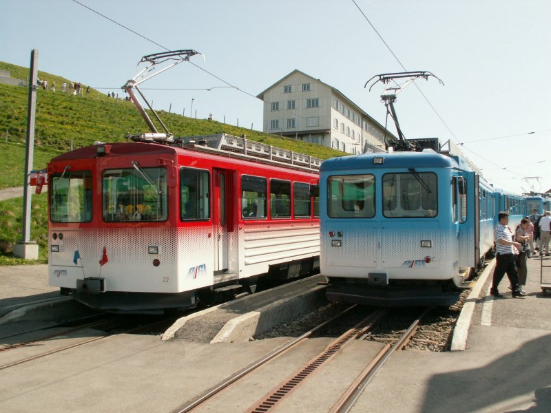 Rigibahnen,Triebwagen der VRB(links)und der ARB(rechts) in der Bergstation Rigi-Kulm 1752m..M.Ursprnglich waren es einmal zwei  eigenstndige Bahngesellschaften bis zur Fusion 1992.
23.05.09