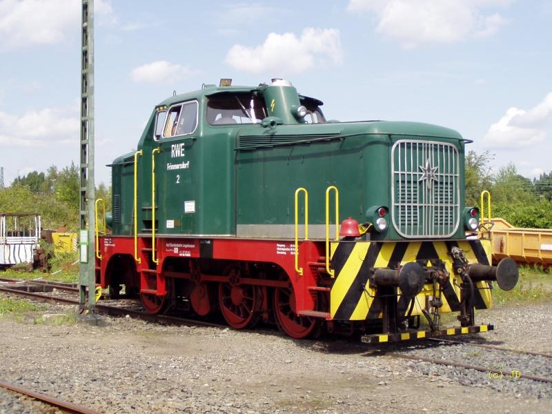 RIM Lok 2, ex RWE, am 22.08.04 im RIM K�ln. Die Lok ist auf DB zugelassen, eingestellt bei der RSE. Hier im Rahmen von F�hrerstandsmitfahrten auf dem Betriebsgel�nde des RIM K�ln.
Hersteller: Henschel, Stangenantrieb mit Blindwelle, 3 Achsen