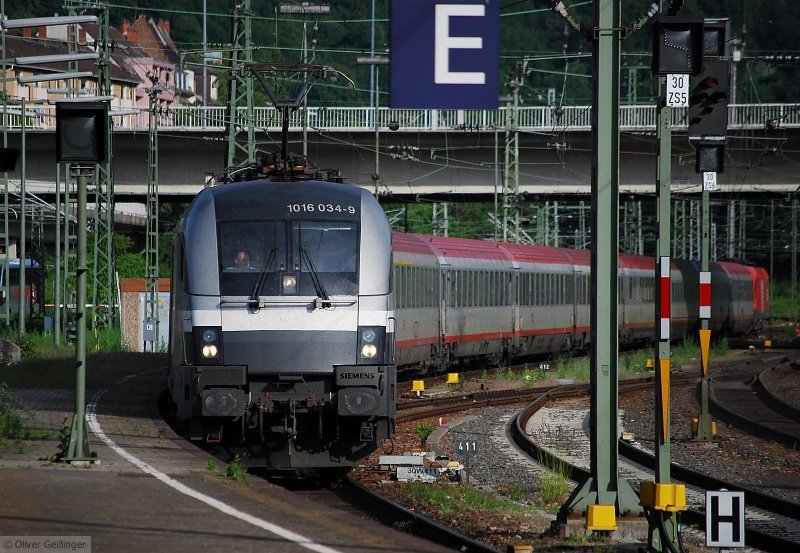 Rindvieh (I). Nach 8-stndiger Reise hat EC 112 sein Damenabteil lngst verloren, ebenso verschwanden Business- und Kinderabteil spurlos in Freilassing. Ein nettes Sandwich (1016 034-9 und 1016 004-2) mit berraschend komfortablen Abteilen und Steckdosen in jedem Abteil bei der Einfahrt nach Heidelberg. (23. Mai 2009