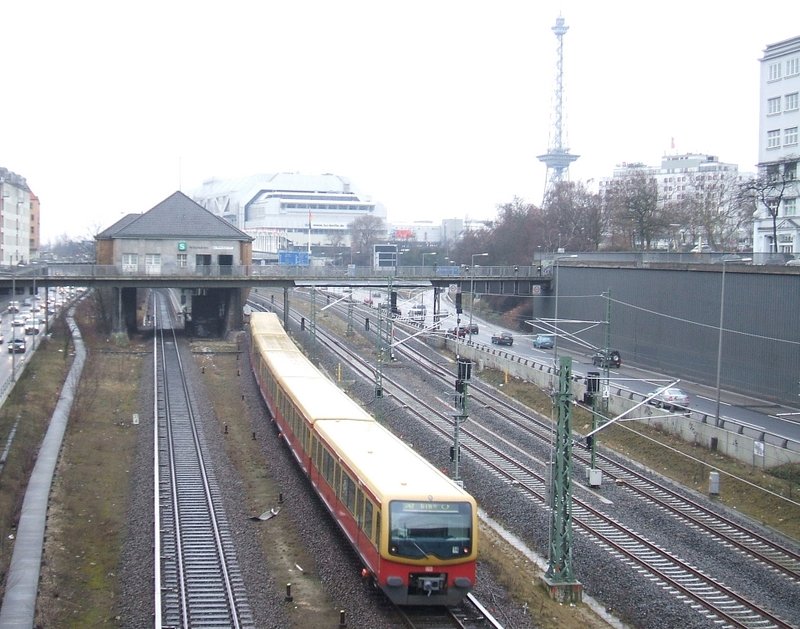  Ring linksrum .Ein 481er auf der Ringbahn entgegen dem Uhrzeigersinn kurz vor dem Bhf  Messe-Nord ,frher  Witzleben .Im
Hintergrund der Funkturm und das ICC.Auf beiden Seiten der
Autobahnring.