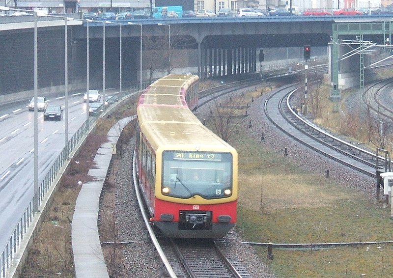  Ring rechtsrum .Ein 481er auf der Ringbahn,Linie 41,im Uhrzeigersinn befahren kurz vor dem Bhf Westend,im Hintergrund die
Brcke ber den Kaiserdamm,rechts die elektrifizierten Ringbahngleise vom/zum Nordring u.Hbf. 