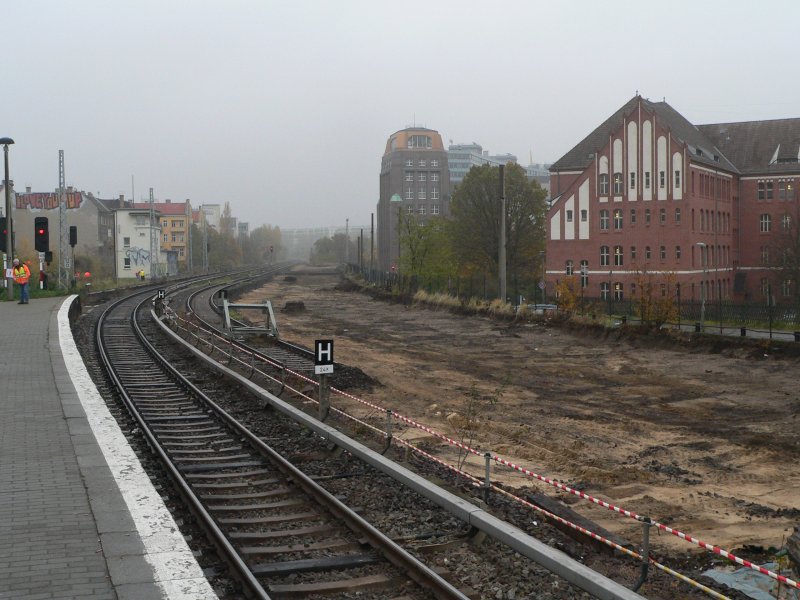 Ringbahnsteig Ostkreuz, Blick nach Norden. Rechts die FHTW. Die Ferngleise sind abgerissen. 2.11.2007