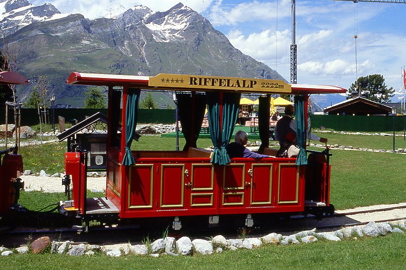 RiT - Ba 2/2 1 am 29.06.2007 in Riffelalp Resort - Akku-Sommertriebwagen 2-achsig mit 2 offenen Plattformen - Baujahr 2001 - Zurbriggen + Kreuzer/STIMBO/GGB - 2x 10 KW - Fahrzeuggewicht 3,30t - 12 Sitzpltze, 10 Stehpltze - LP 5,30m - zulssige Geschwindigkeit 10 km/h 
