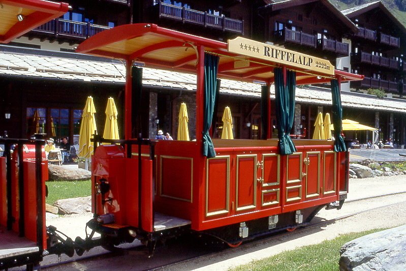 RiT - Ba 2/2 2 am 29.06.2007 in Riffelalp Resort - Akku-Sommertriebwagen 2-achsig mit 2 offenen Plattformen - Baujahr 2001 - Zurbriggen + Kreuzer/STIMBO/GGB - 2x 10 KW - Fahrzeuggewicht 3,30t - 12 Sitzpltze, 10 Stehpltze - LP 5,30m - zulssige Geschwindigkeit 10 km/h 

