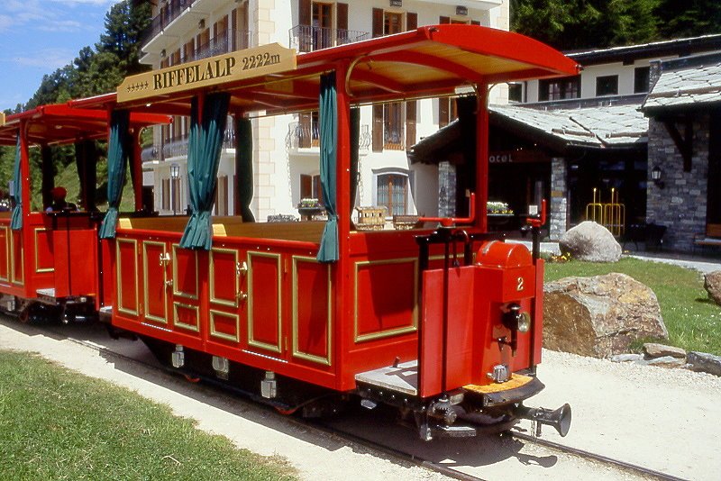 RiT - Ba 2/2 2 am 29.06.2007 in Riffelalp Resort - Akku-Sommertriebwagen 2-achsig mit 2 offenen Plattformen - Baujahr 2001 - Zurbriggen + Kreuzer/STIMBO/GGB - 2x 10 KW - Fahrzeuggewicht 3,30t - 12 Sitzpltze, 10 Stehpltze - LP 5,30m - zulssige Geschwindigkeit 10 km/h 
