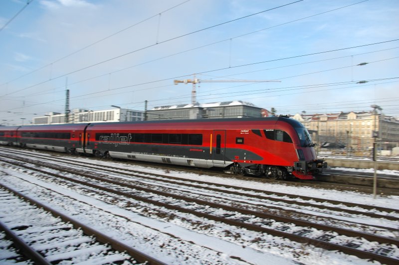 RJ 63 (90 703 `Linz´) auf seiner Jungfernfahrt am 14.12.08 in Mnchen Ost