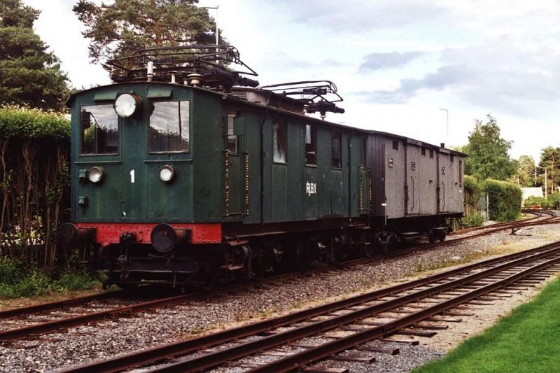RjB.1 (Baureihe El7) + Gf02 3344 der Hamar Norsk Jerbanemuseum in Hamar am 10-07-2000. Bild und scan: Date Jan de Vries.