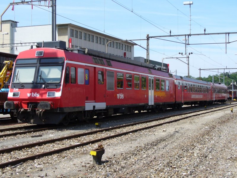 RM / bls .. Abgestellter RM Pendelzug mit Triebwagen RBDe 4/4 566 236 im Bahnhof von Burgdorf am 30.06.2007