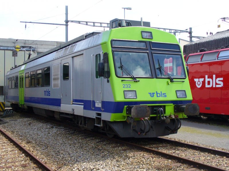 RM / bls  Abgestellter RM Triebwagen RBDe 4/4 566 232 in den neuen bls Farben in Oberburg am 12.07.2007