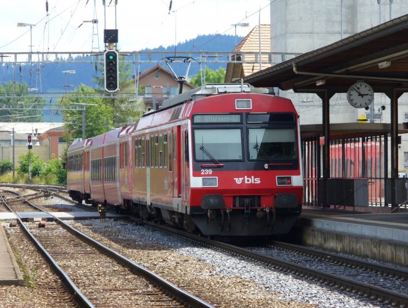 RM / bls   Ausfahrender Pendelzug aus dem Bahnhof von Oberburg am 12.07.2007