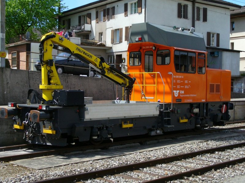 RM / bls  - Baudienst Diesellok Tm 2/2 236 381-0 im Bahnhofsareal von Huttwil am 10.05.2007