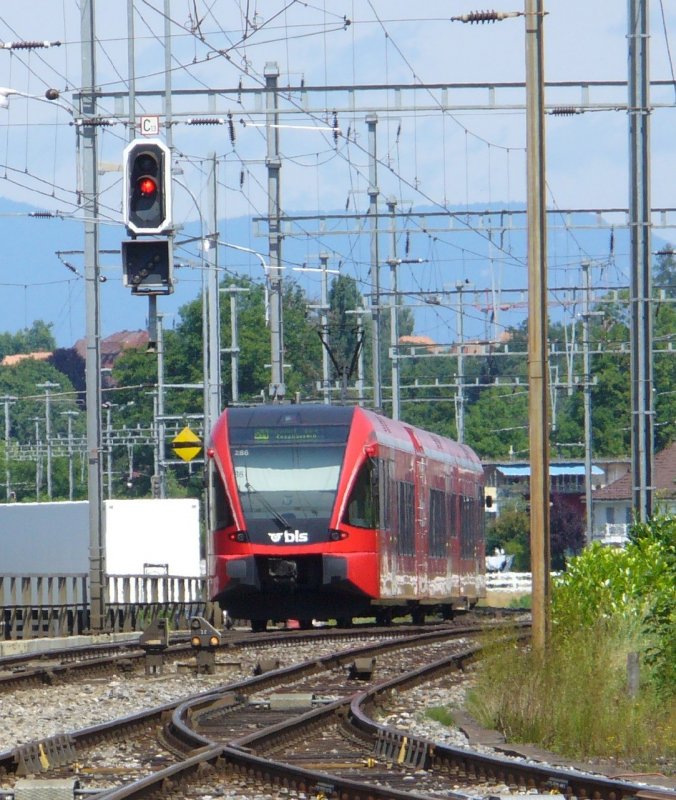 RM / bls - Einfahrender RABe 2/8  286  in den Bahnhof von Oberburg am 30.06.2007