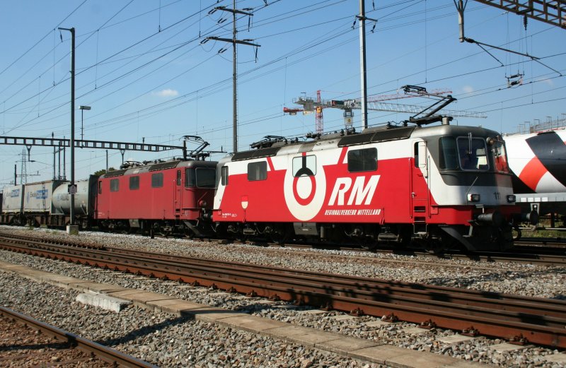 RM Re 436 111-9 und Re 436 115-0 am 27.8.2008 in Pratteln.