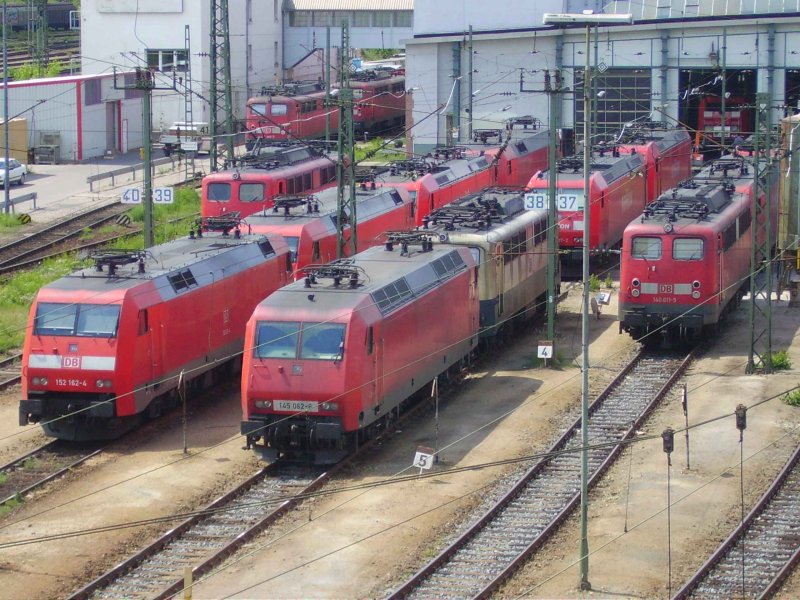 RMR am 4.7.06.
Zu sehen sind von Links nach Rechts:140 xxx,152 162,145 062,dahinter 140 423,140 611 sowie viel modernes zeug der BR 185.